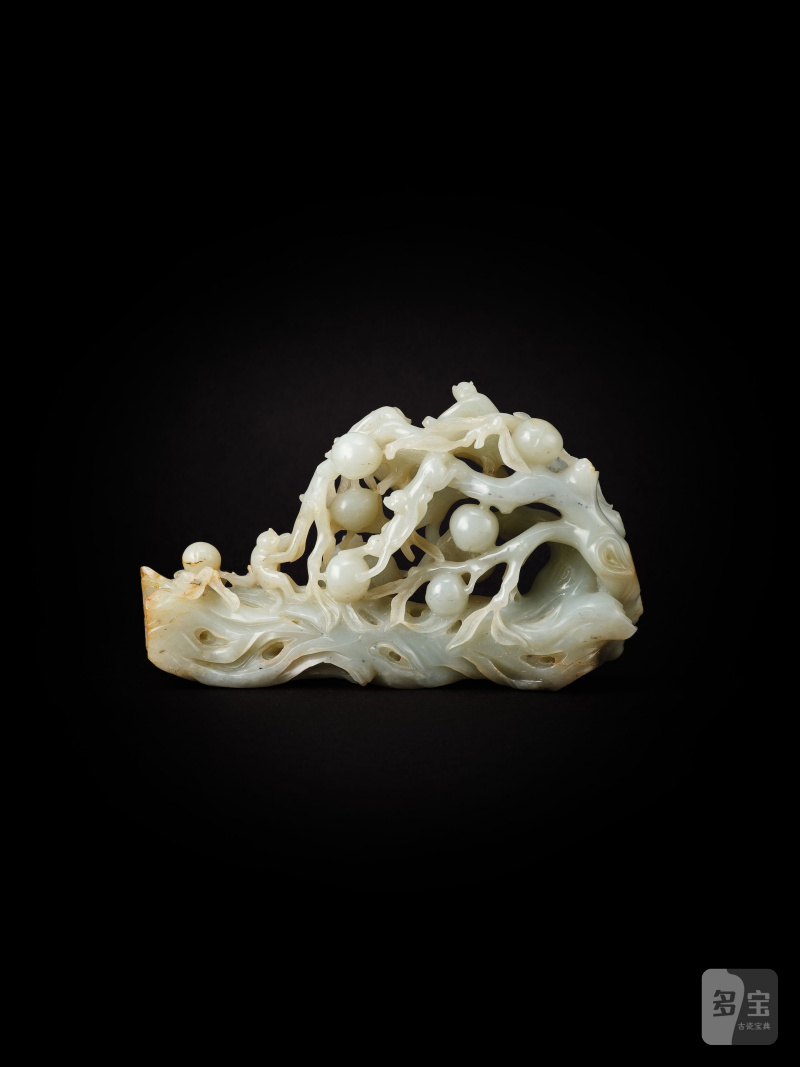 明末/清初　青白玉雕靈猴偷桃擺件 | A RETICULATED PALE GREEN JADE 'MONKEY AND PEACH' TRUNK - 图4